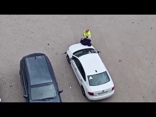best под санкт петербургом сотруднику полиции пришлось просить помощи у прохожего чтобы скрутить пьяного мужчину best