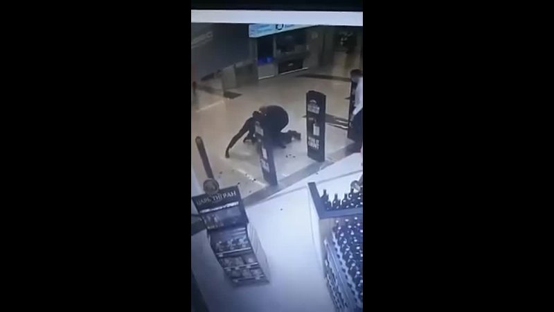 best буйный пассажир схватил две бутылки алкоголя чтобы напасть на охрану в шереметьево best