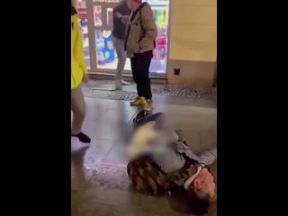 best в польше мужик нарезался до состояния этилового рыцаря и вышел на улицу где принялся одного за другим косить best