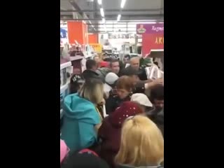 best в одном из самарских магазинов устроили акцию электронные весы по 99 рублей best