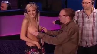 best bibi jones даёт в прямом эфире трогать свою грудь ведущим howard stern show flash tits public give them to touch best