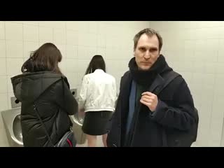 best в мужском туалете женщина писает писсуар и все окружающие наблюдают за ней best