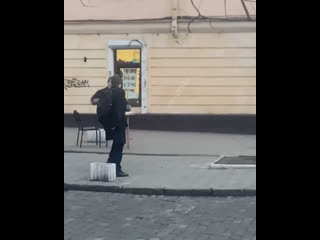 best в одессе пьяный мужик пристал на улице к женщине это не понравилось прохожему и он вступился за незнакомую даму best