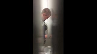 best парни натуралы дрочат в туалете best