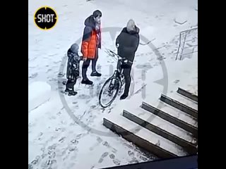 best александра возмутило как идущий по улице мужчина обращался с мальчиком таскал ребёнка за капюшон трепал за ухо и best