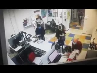 best эта женщина пришла в отделение новой почты с целью получить посылку но сотрудники отделения потребовали надеть best