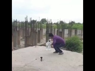 best на видео блогеры экспериментаторы решили посмотреть на то что будет если кинуть большущий кусок натрия в бутылку с best