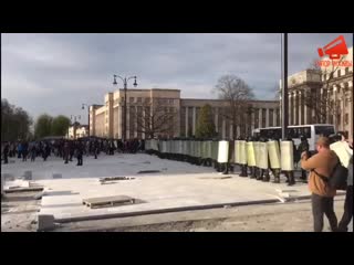 best в омон полетели камни и бутылки на митинге против режима самоизоляции во владикаазе best