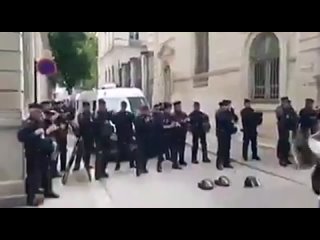 best французская полиция присоединилась к протесту против принудительных вакцин часть 2 best