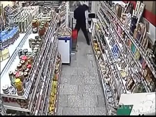 best в братске полиция поощрила отважного охранника отразившего нападение на магазин best