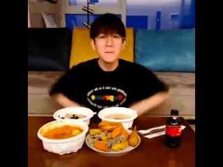 best the way baekhyuns face lit up and started waving his hands the moment eris started entering the v live today how best