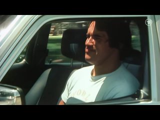 best арнольд шварцнеггер едет в машине и показывает бицепс best