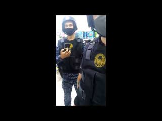best здравомыслящий пенсионер пытается вразумить носителей погон и дикого сотрудника безопасности best