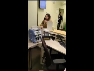 best в подмосковье неадекватная женщина ворвалась в отделение сбербанка и стала брызгать в его сотрудниц зелёнкой и best