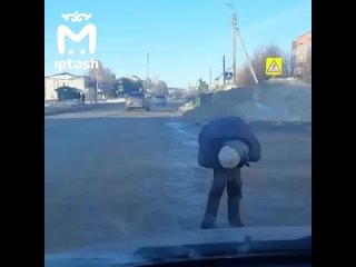 best мужчина недалеко от мамадыша катался по асфальту отдавал честь кричал и корчил рожи best