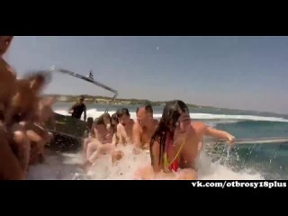 best волна сняла лифчик с огромной груди студентки засветила грудь на отдыхе на лодке best