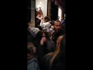 best на вокзале в киеве в эти минуты хаос люди пытаются набиться в поезда словно селедка в бочку best