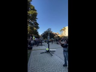 best а это калифорния десятки тысяч людей по всему миру объединяются и выходят на митинги в разных уголках планеты best