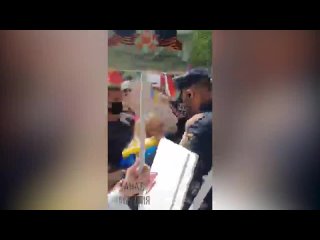 best в мадриде на акции бессмертный полк украинка вышла с голубожёлтым тряпком и антироссийским плакатом best