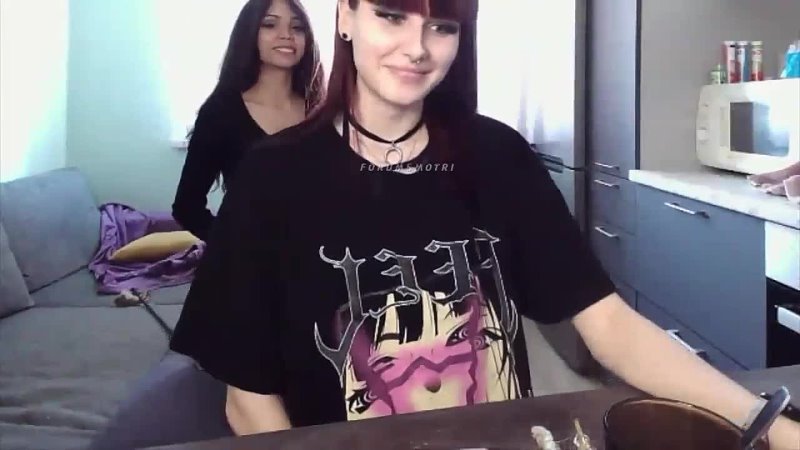 best 2 голенькие малышки напишите у кого фигурка круче best
