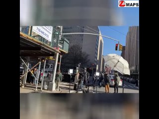 best полиция нью йорка устанавливает стальные баррикады возле манхэттенского уголовного суда где пройд best