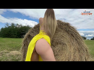 best красивая русская сука в желтом платье принялась сосать член и трахаться на сеновале best