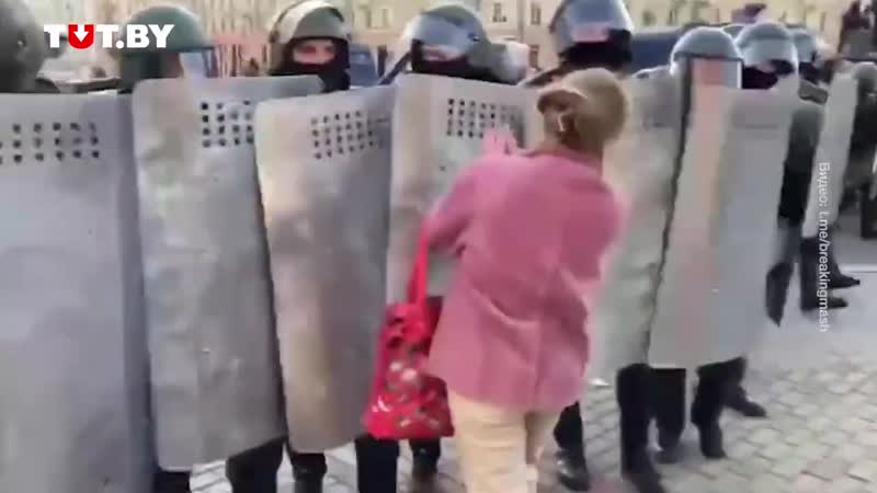 best в минске смелая девушка остановила шеренгу карателей со щитами best