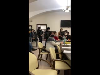 best полиция пришла на заседание из за порванного портрета путина best