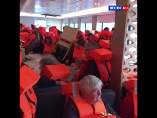 best ужасающие кадры напоминают фильм титаник судно заливает водой мебель и посуда катятся из за сильного крена best