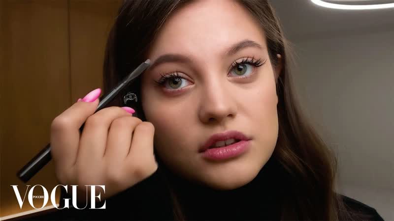 best дилара зинатуллина показывает повседневный макияж со стрелками vogue россия best