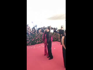 best гарри стайлс и алессандро микеле на розовой дорожке met gala 0605 best