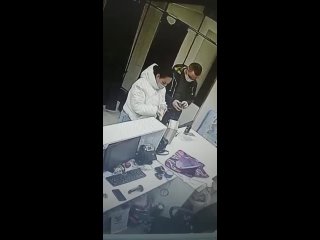 best женщина проверяет фаллоимитатор прям в пункте выдачи best