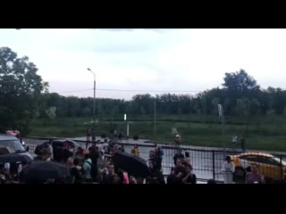 best на улице когда людей перестали пускать они начали кричать позор best