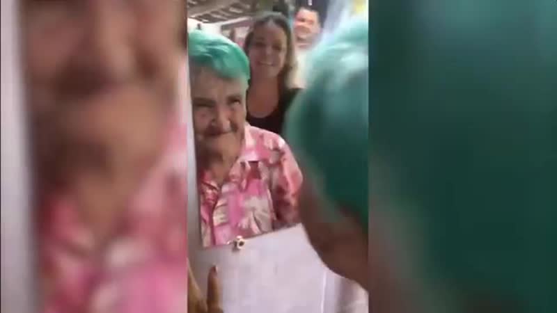 best 80 летняя бабушка несмотря на запрет родных покрасила волосы в зелёный best