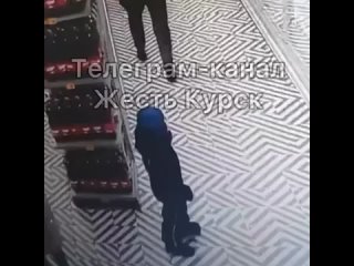 best мужчина ударил кулаком маленького ребенка по лицу в магазине best