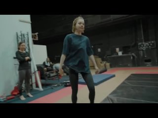 best эмма майерс тренируется для роли энид в уэнсдей best