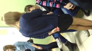 best одноклассник задрал юбку однокласснице школьнице и показал всем трусики в колготках best