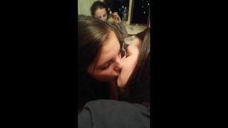 best школьницы пьяные на вписке сосут ся нежно целуются на камеру в перископе best