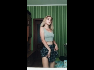 best школьница в юбке танцует на камеру показывает грудь и попу best