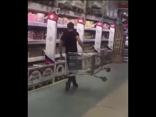 best мужик неправильно использует тележку в магазине best