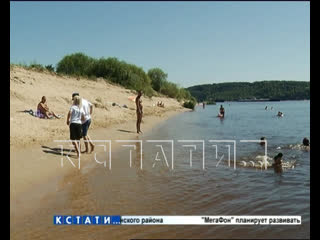 best сотни отдыхающих застряли на диком пляже после того как полиция в ходе рейда арестовала все пассажирские лодки best