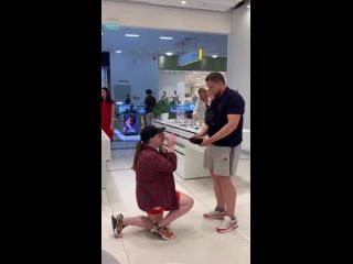 best девушка встала на колени перед парнем и подарила кольцо best