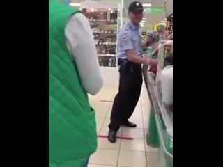 best в балашихе пьяный мент засунул себе в штаны две бутылки спиртного и попытался их украсть из магазина best