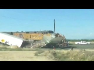 best фура застряла на жд переезде дтп произошло в сша калифорния 25 04 2014 прицеп был снесен при ударе груз полностью best