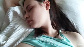 best трахнул спящую в отеле и кончил на её киску best