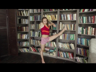 best sls девушка гимнастка очень гибкая и растянутаяgirl gymnast is very flexible and stretched best