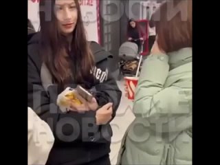 best мужчина пропитанный алкоголем проявлял неприличное поведение осмеливаясь подкатывать к молодые девочкам и best