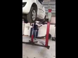 best ужас под машиной нашли змею кобра чуть не укусила супер прикольное видео супер юмор молодые ржака развод ужас шок best