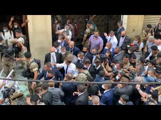 best президент франции эмманюэль макрон в окружении десятков военных сотрудников охраны и сотен протестующих с трудом best