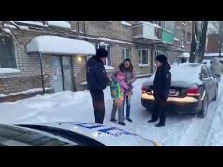 best полицейские в ижевске вернули домой восьмилетнюю девочку которая уснула в транспорте по дороге из школы домой best